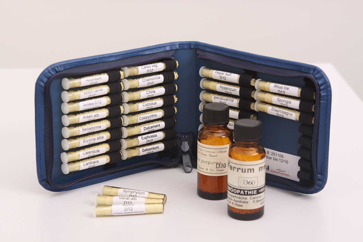 Hausapotheke Homöopathie Tasche mit Globiliröhrchen als Hausapotheke