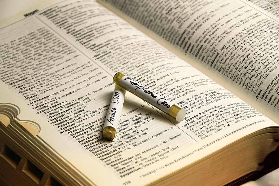 Klassische Homöopathie Medizinisches Buch mit zwei Globuliröhrchen